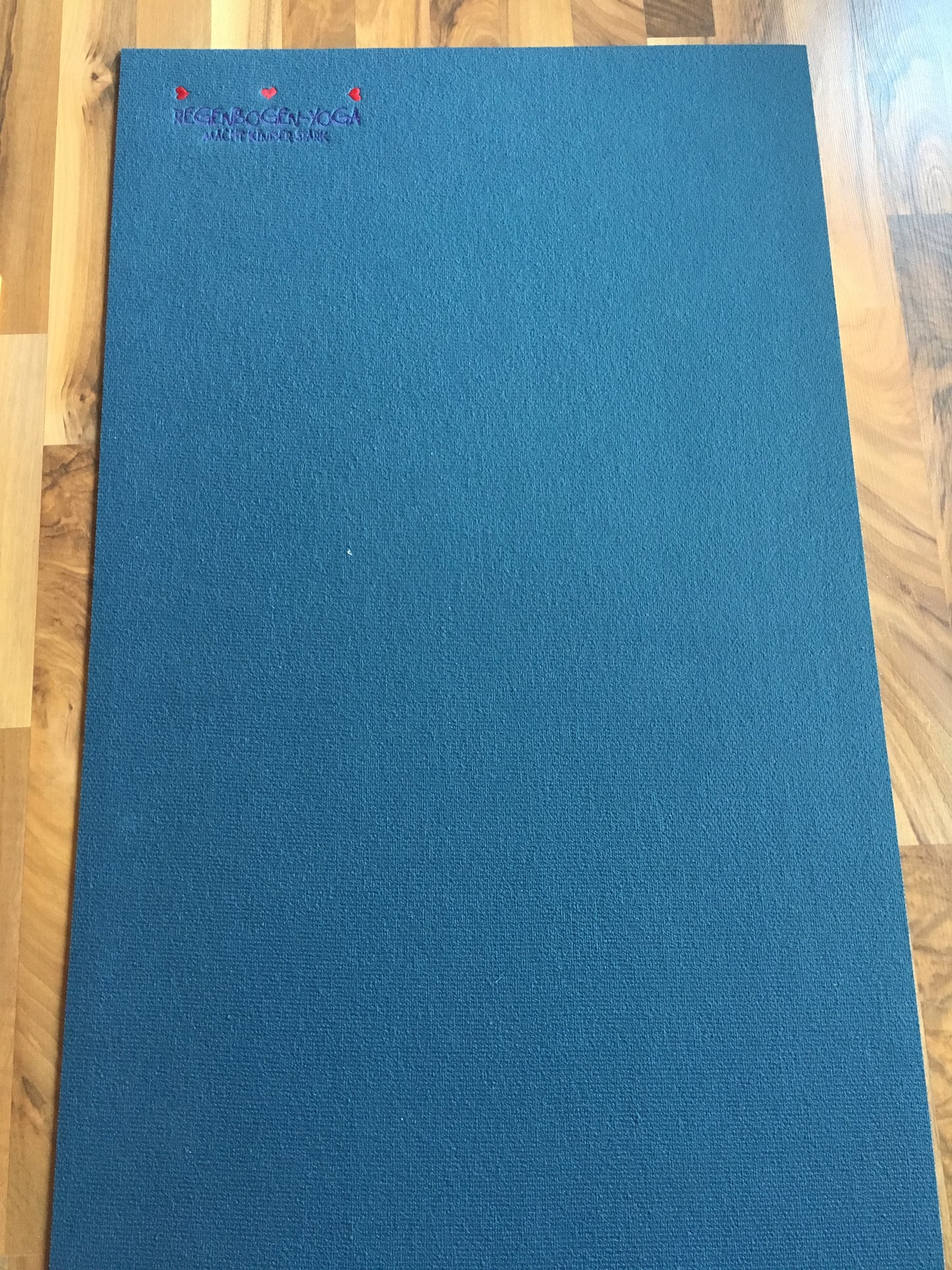 Kinderyogamatte von Regenbogen-Yoga blau