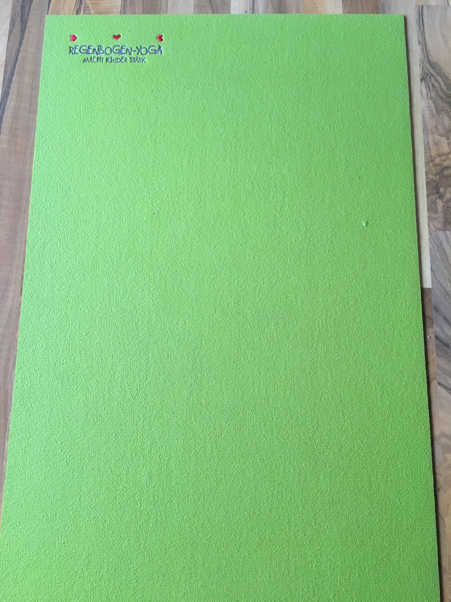 Kinderyogamatte von Regenbogen-Yoga grün