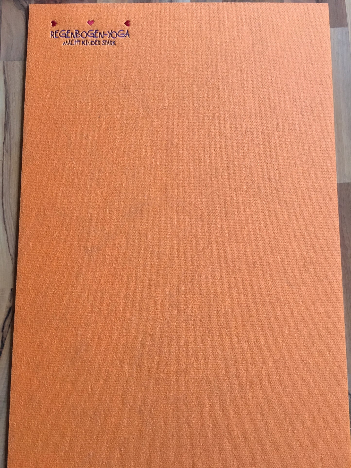 Kinderyogamatte von Regenbogen-Yoga orange